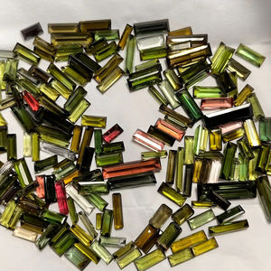 Piedra preciosa verde de turmalina con forma de baguette facetada natural en corte Suelto - Product Image 1