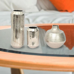 Vase à fleurs en métal martelé fait à la main avec un design élégant Décoration de table à manger polyvalente Caractéristique de jardin Fabricant direct - Product Image 5