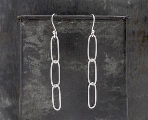 Bijoux de déclaration modernes et légers faits à la main Boucles d'oreilles pendantes à triple trombone pour femmes pour mariages et fêtes - Product Image 1