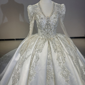 Vestido de Novia DW0185 Moderno y Minimalista con Escote en V, Cola de Capilla, Lentejuelas, Flores de Encaje, Apliques de Cristal y Bordado - Product Image 4