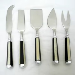 Ensemble de couteaux à fromage à manche en émail blanc avec épandeur et couteaux en acier inoxydable doré Poignée élégante et confortable pour une coupe facile - Product Image 6