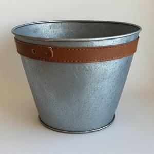 Maceta de cuero galvanizado artesanal con pátina rústica plateada artesanal diseñada para interiores decorativos - Product Image 2