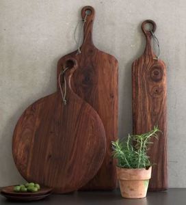 Planche à découper en bois poli tendance avec une touche contemporaine assurant un ajout propre et élégant aux espaces de cuisine - Product Image 3