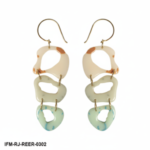 Collar con Colgante de Resina Abstracta Moderna, Diseño Orgánico de Tres Niveles con Recortes en Tonos Tierra sobre Cadena Dorada, Regalo para Ella - Product Image 3