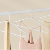 Cintres légers en plastique PP moulés par injection, 2 crochets, épaisseur 0,2 po, sangles fines, design peu encombrant, blanc, personnalisables