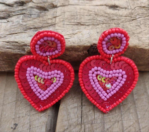 Boucles d'oreilles en forme de cœur, broderie de perles de rocaille faites à la main, bijoux en perles de sequins rouges et roses, design de la Saint-Valentin, accessoires de fête, personnalisables - Product Image 1