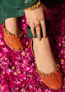 รองเท้าคุสซ่าสีดำปักลายทองแบบดั้งเดิมของปากีสถาน คุณภาพพรีเมียม สำหรับผู้หญิง โดย AA IMPEX - Product Image 3