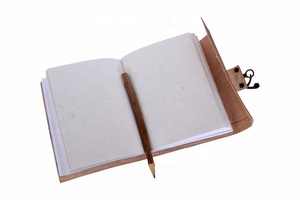 Venta al por mayor hecho a mano Jesucristo Cruz celta en relieve Color rojo y negro cuero genuino cubierta dura cuaderno latón C-Lock diario - Product Image 2