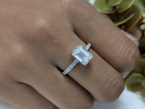 Anillo de Compromiso Lurba Jewels con Moissanita de Corte Esmeralda de 2 Quilates, Anillo de Boda de Lujo en Plata de Ley 925, Regalo para Mujer - Product Image 5
