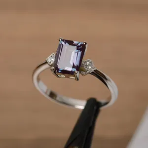 Vente en gros Bagues pour femmes en argent sterling massif 925 avec changement de couleur Alexandrite CZ Halo Diamond Vintage