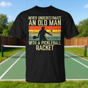 Ne sous-estimez jamais un vieil homme avec une raquette de pickleball T-shirt Vêtements décontractés pour hommes - Product Image 3