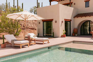 Chaise longue moderne en teck avec coussin blanc, fabricant personnalisé OEM ODM de meubles d'extérieur pour hôtel et complexe hôtelier - Product Image 3