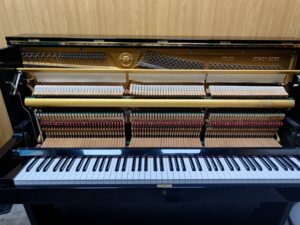 Piano Vertical Clásico Yamaha U1E, Importado de Japón, Artesanía Superior, Alta Calidad, Acabado Negro, Rendimiento Fluido - Product Image 3