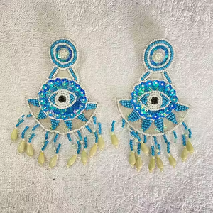 ต่างหูประดับลูกปัดสีฟ้าทำมือ ต่างหูทรงโบฮีเมียนแบบห้อย ดีไซน์เก๋ไก๋สำหรับผู้หญิงจากอินเดีย - Product Image 6