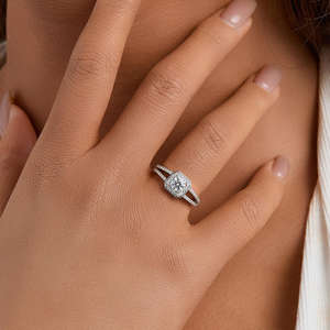 Anillo de Compromiso de Plata de Ley 925 con Diseño de Halo y Moissanita VVS de 0.50 Quilates, Corte Brillante Redondo y Cuadrado, con Base Dividida - Product Image 3