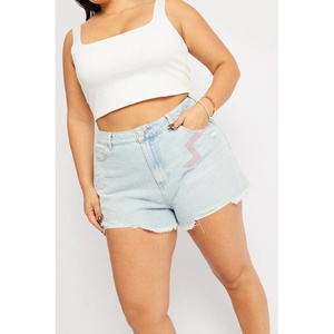 Pantalones cortos de mezclilla con dobladillo crudo desgastado de cintura alta para mujer, tela elástica transpirable, botón de tachuela, cinturón, bucles, bolsillos, verano, servicio OEM - Product Image 5