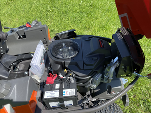 Tondeuse autoportée professionnelle Husqvarna Rider R420TsX AWD avec plateau combiné de 112 cm, moteur Kawasaki V-Twin, transmission intégrale et direction assistée - En promotion - Product Image 6