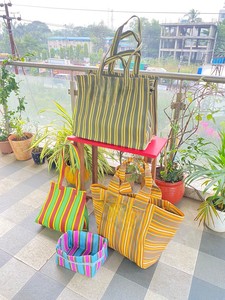 ถุงช้อปปิ้งผ้าไนลอนรีไซเคิลและพลาสติก PP ทอลายทางแบบถักด้วยมือผลิตในตลาดที่เป็นมิตรต่อสิ่งแวดล้อมของอินเดียถุงขายส่ง - Product Image 3