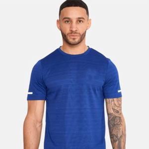 Camiseta de entrenamiento para hombre con tela de secado rápido: transpirable, duradera y perfecta para deportes, sesiones de gimnasio y aventuras al aire libre - Product Image 2
