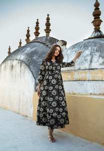 Vestido de Algodón Estampado a Mano con Diseño Floral de Amarilis, Estilo Bohemio en Blanco y Negro - Product Image 2