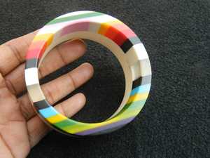 Bracelet de manchette en résine de style vintage hautement poli et personnalisé pour femmes d'Inde - Product Image 3