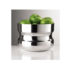 La corbeille à fruits en acier inoxydable brille doucement sous la lumière du plafonnier, donnant à chaque fruit une lueur métallique subtile. - Product Image 1