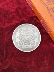 Placas de carga de selenita grabadas en Chakra al por mayor, rodajas de cristal de yeso redondas naturales para limpieza energética, Reiki y decoración del hogar - Product Image 5