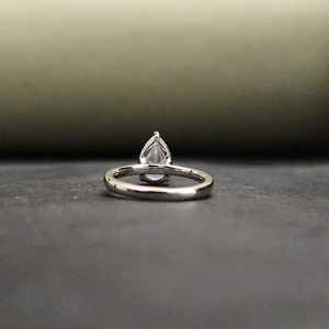 Elegante Anillo de Compromiso Unisex de Acero Inoxidable con Piedra de Moissanita Corte Pera con Certificado IGI - Product Image 5