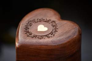 Boîte à bijoux en bois en forme de cœur personnalisée, organisateur en bois naturel artisanal pour bagues, boucles d'oreilles, article cadeau - Product Image 5