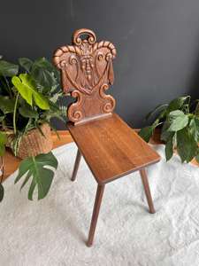 Chaise en bois artisanale avec dossier orné, meubles Lixora, design asiatique antique, fabriqué en Inde pour la maison et la villa, surface en tapis - Product Image 3