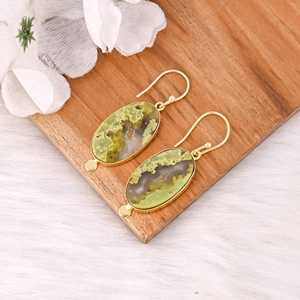 Boucles d'oreilles en laiton plaqué or avec opale verte, faites à la main, pour les tenues quotidiennes, boucles d'oreilles pendantes en laiton tendance pour les événements spéciaux - Product Image 3