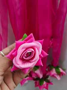 ตกแต่งฉากหลังแต่งงาน: พวงมาลัยดอกกุหลาบสีชมพูกับผ้าตาข่ายโปร่งสำหรับเวทีเพดานและดอกไม้แขวนผนัง - Product Image 4