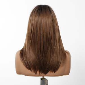 Perruque synthétique DWY pour femme, 18 pouces, marron, sans colle, fabriquée à la machine, coupe mi-longue dégradée avec dentelle marron clair et franges - Product Image 4