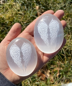 Selenita de piedra de Palma grabada, selenita Natural que abre el Chakra de la Corona, ayuda en la meditación, protege y protege tu energía - Product Image 1