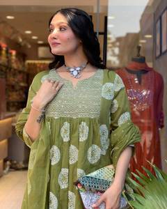 Pantalon Kurti traditionnel exclusif en rayonne avec catalogue complet de la collection Dupatta disponible au tarif de gros pour les tenues de fête d'été - Product Image 3