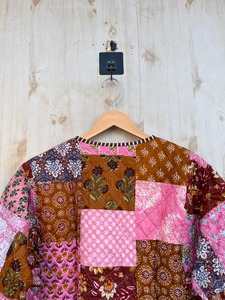 Chaqueta Acolchada de Algodón con Patchwork Hecha a Mano en India, Chaqueta Acolchada de Algodón Estilo Vintage Color Durazno, Abrigo Bohemio Reversible para Mujer - Product Image 5