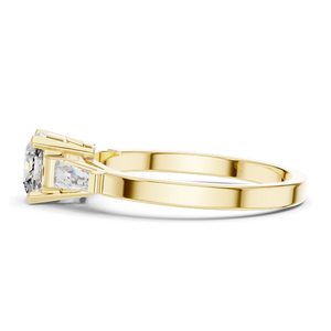 Anillo de Diamante Cultivado en Laboratorio de 2.02 CT para Mujer, Corte Cojín con Diamantes Laterales Trapezoidales, Disponible en 18KT, 14KT, 10KT - Product Image 4