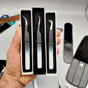 Lot de 8 pinces à cils couleur noir blanc ombre avec logo personnalisé avec pochettes en cuir Matériau en acier inoxydable pour extensions - Product Image 3