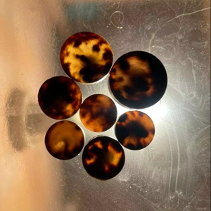 Boutons en corne naturelle écologiques avec 2 trous pour chemises, manteaux d'hiver et pulls - Fabriqués à la main à prix avantageux - Product Image 1