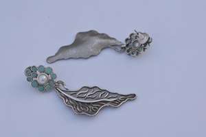 Joyería de diseño de moda hecha de latón 2025, lo último en tendencia, aretes de latón con aspecto de plata hechos a mano para niñas y mujeres - Product Image 3