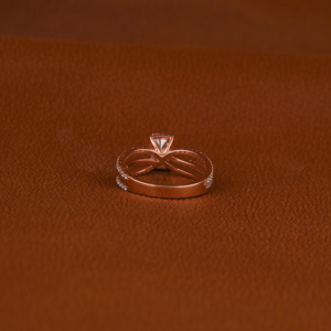 Anillo de compromiso con vástago dividido chapado en oro rosa de 18 quilates, Halo oculto con corte radiante, Diamante cultivado en laboratorio, regalo de cumpleaños perfecto - Product Image 4