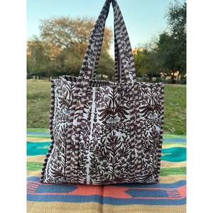 Bolsa de Mano Reversible Extra Grande de Algodón Acolchado, Ecológica y Resistente, Diseño de Hombro para Compras, Color Marrón Vibrante - Product Image 2