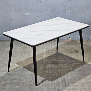 Mesa de Comedor Doris de 140x80cm con Tapa de Vidrio y Patas de Hierro Cónicas, Estable y Extensible BA68056 - Product Image 2