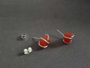 Boucles d'oreilles bohème orange cornaline naturelle clous en argent sterling plaqué or pour les occasions de fête et de cadeau bijoux de pierre de naissance vierge - Product Image 3