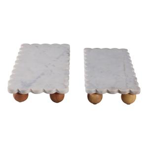 Élégant plateau en marbre festonné avec pieds en bois parfait pour servir des boissons ou une pièce décorative ajoute un espace tactile sophistiqué - Product Image 1