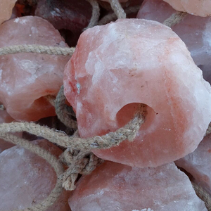 Bloque de Sal del Himalaya Montado en Cuerda Resistente, Suministro Personalizado para Todos los Animales de Granja, Incluyendo Caballos, Ganado, Cerdos, Peces y Perros - Product Image 4