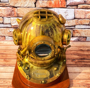 Casque avec base en bois Collection unique de décoration pour la maison Casque de plongée sous-marine antique de qualité supérieure - Product Image 2
