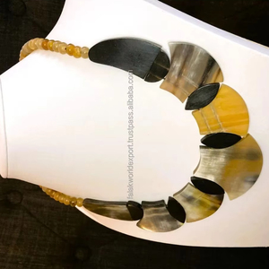 Collier pendentif en corne fait main, écologique, tendance moderne, style bohème chic, accessoire léger et durable, design unisexe, objet de collection artistique - Product Image 1