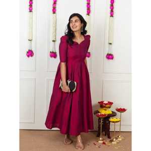 ชุดเดรสผ้าไหมที่มีรายละเอียดคอและไหล่สุดหรูในฝันด้วยชุดเดรสผ้าไหมที่น่าทึ่งนี้ - Product Image 1