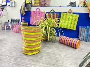 Bolsa de compras de nailon con cremallera reutilizable personalizada ecológica, bolsas de playa de plástico reciclado tejidas a rayas con telar manual, India para cosméticos - Product Image 2